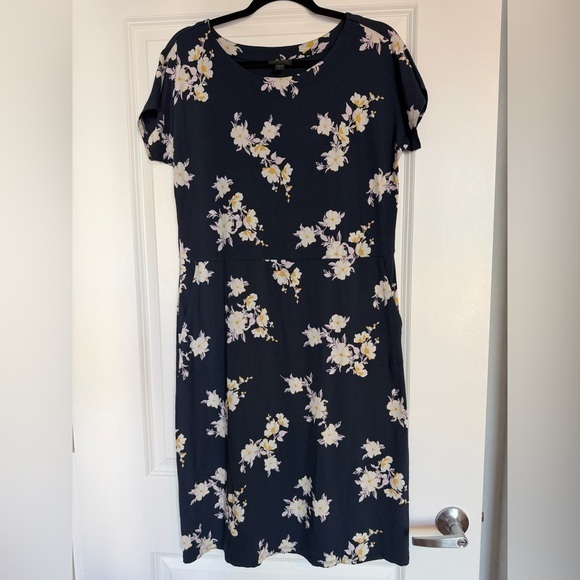 J. Jill Dresses & Skirts - J. Jill Wearever Collection floral A-line dress in navy bloom with short sleeves